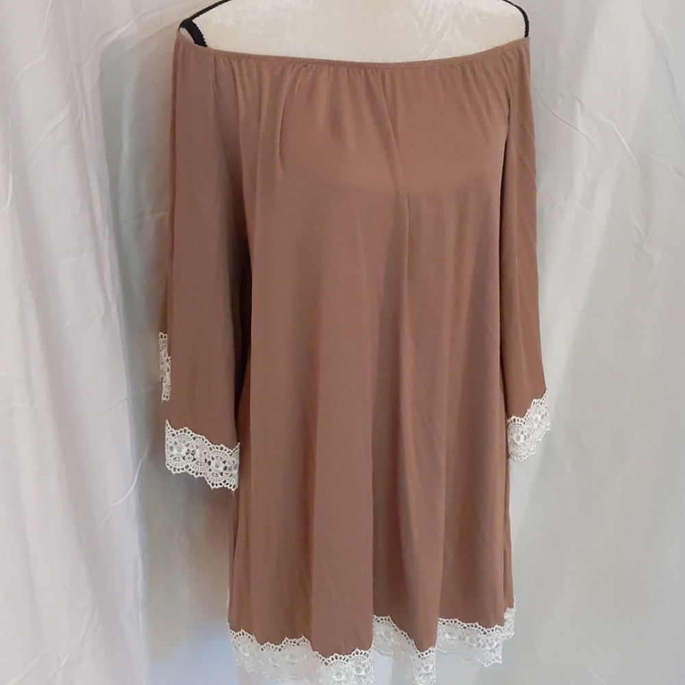 🆕 Off Shoulder Flowy Embroidery & Lace / XL